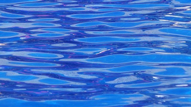modrá bazénová voda
