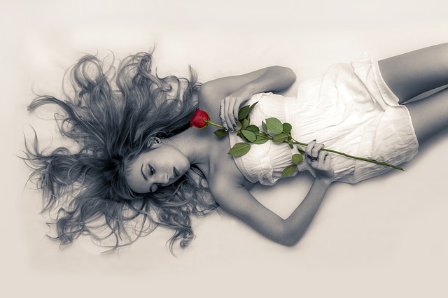 ležící dívka s růží